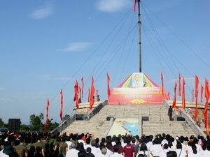 Cérémonie de lever du drapeau national sur la rivière Hiên Luong